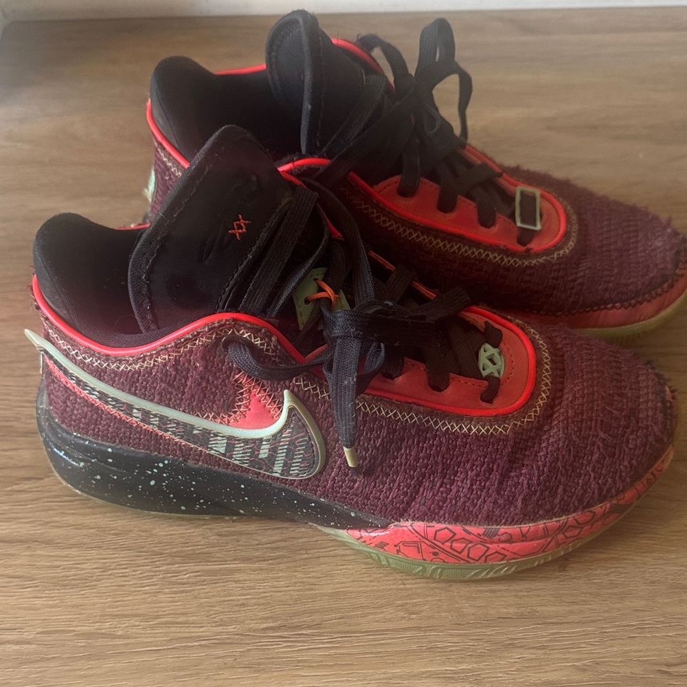 Nike LeBron 20 SE GS Kids Night Maroon an Basketball Shoe